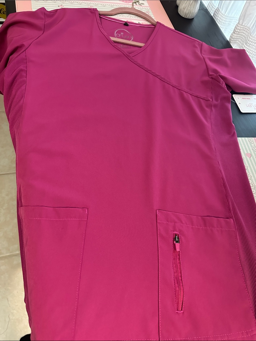 Ladies Scrub Top in festival fuchsia Sz L by Crush NWT